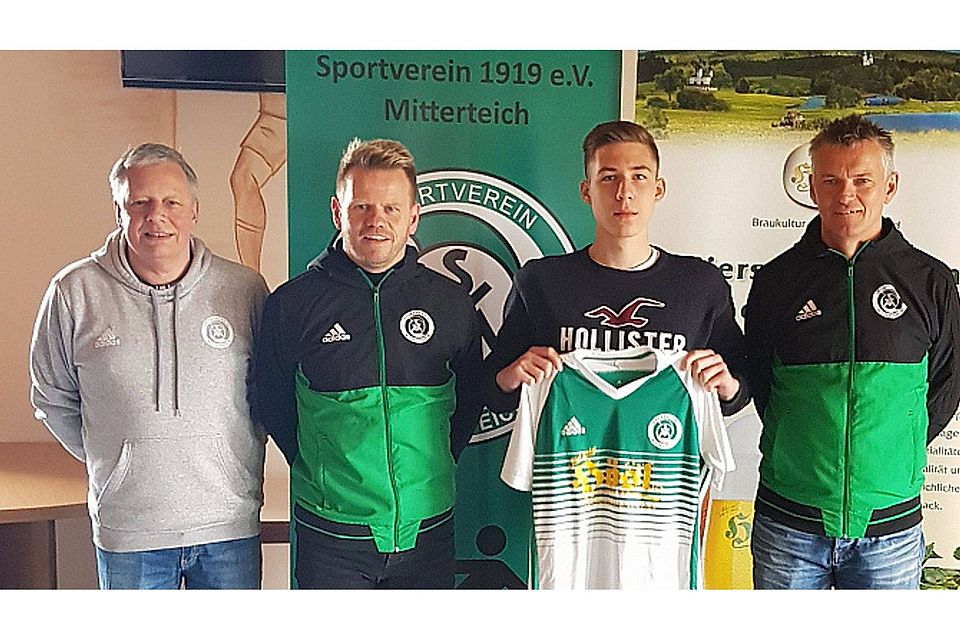 Mit Kevin Grünauer (Zweiter von rechts) trägt ein weiteres großes Talent in der kommenden Saison das grün-weiße Trikot des SV Mitterteich. Foto: SV Mitterteich