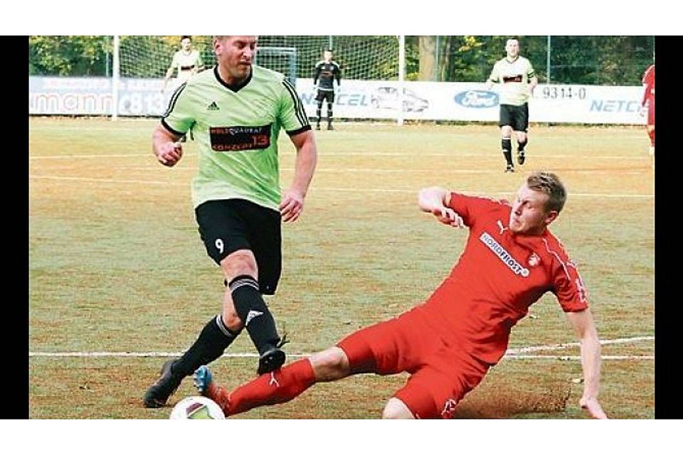Die abstiegsgefährdeten Landesliga-Fußballer des Heidmühler FC um Nikolai Kück (rotes Trikot) haben es knapp verpasst, Vorwärts Nordhorn ein Bein zu stellen. Friedhelm Müller-Düring