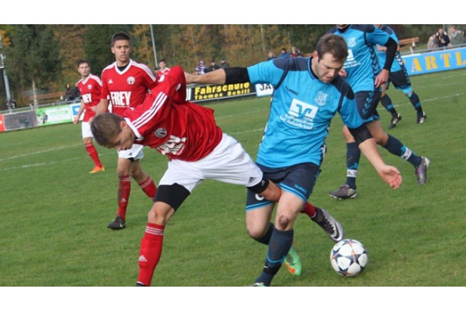 Landesligist TSV Bad Abbach (in blau) mischt eifrig im Feld der Aufstiegskandidaten mit.  Foto: Roloff/Archiv