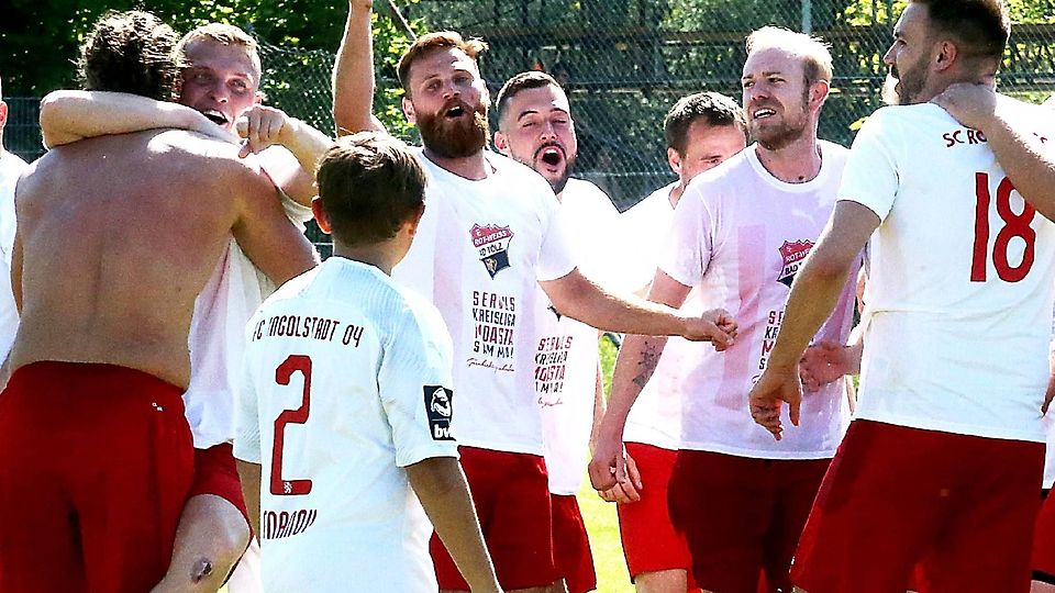 Kameradschaft und Harmonie: Mit ihrem 3:0-Sieg über Egling haben die rot-weißen Tölzer Fußballer den Aufstieg in die Kreisliga perfekt gemacht.