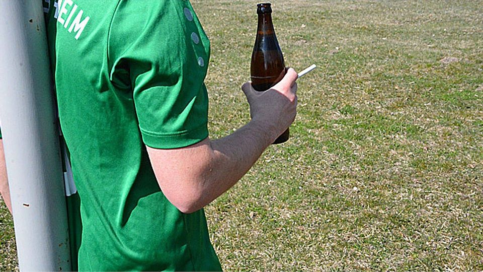 Dieser Spieler dürfte etwa beim FC Zirgesheim gleich zweimal zur Kasse gebeten werden. Für Rauchen und Bier trinken im Trikot sind jeweils fünf Euro fällig, die dann in die Mannschaftskasse einbezahlt werden.  Foto: Stephanie Anton