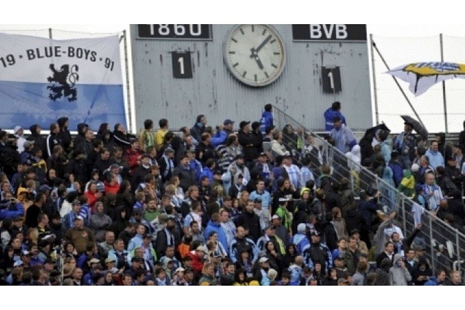 Fans des TSV 1860 München im Grünwalder Stadion. © picture alliance / dpa