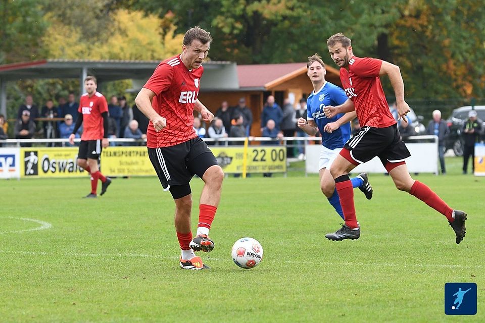 Johannes Sammer (am Ball) und Benjamin Schiller bleiben dem SV Deggenau erhalten.