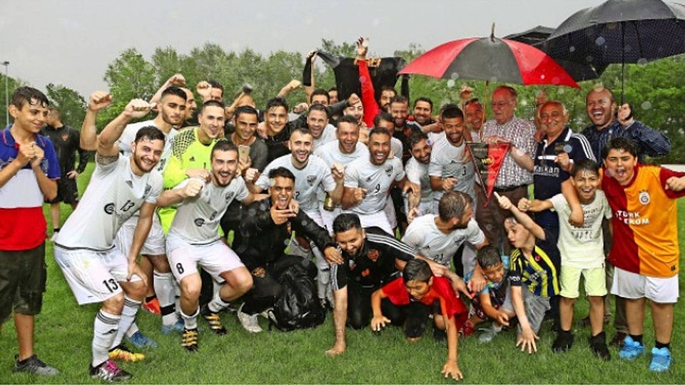 N.A.F.I. Stuttgart hat sich mit einem Sieg gegen den VfB Obertürkheim die Meisterschaft gesichert und steigt in die Landesliga auf. Foto: Baumann