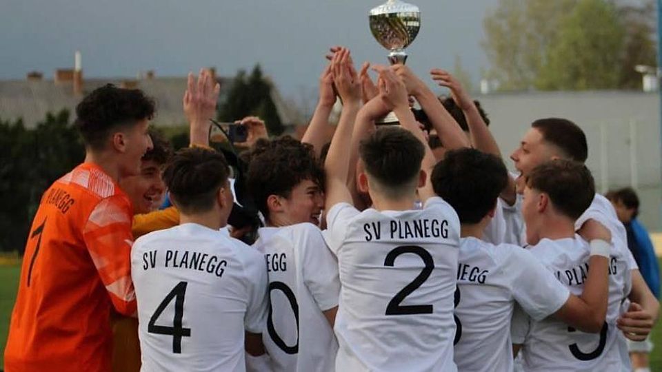 Glückliche Spieler: Die Bayernliga-U15 des SV Planegg-Krailling gewann ihr Qualifikationsturnier in Wien und sicherte sich damit das Ticket für den Cordial-Cup, eines der renommiertesten Juniorenturniere Europas.