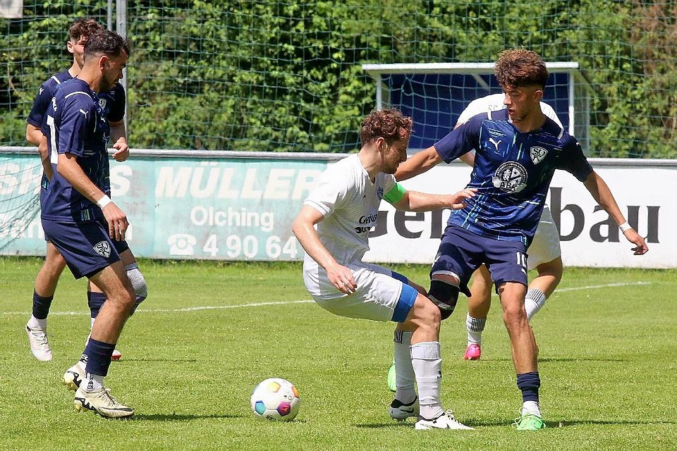 Der Schein trügt: Der SC Olching um Kapitän Florian Obermeier (in Weiß) hatten die Partie gegen die SpVgg Kaufbeuren weitestgehend im Griff.