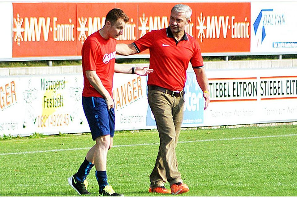 Während des Spiels waren sie nicht immer einer Meinung: Die Trainer Eddi Keil vom TSV Gersthofen (links) und Thomas Holzapfel vom FC Lauingen.	F.: Oliver Reiser