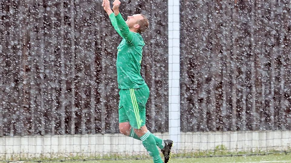 Jubel im Schneeregen: Sebastian Ammer, aus der A-Klasse zum SV Bad Heilbrunn gewechselt, sorgt für alle drei Treffer beim 3:0-Sieg in Penzberg.