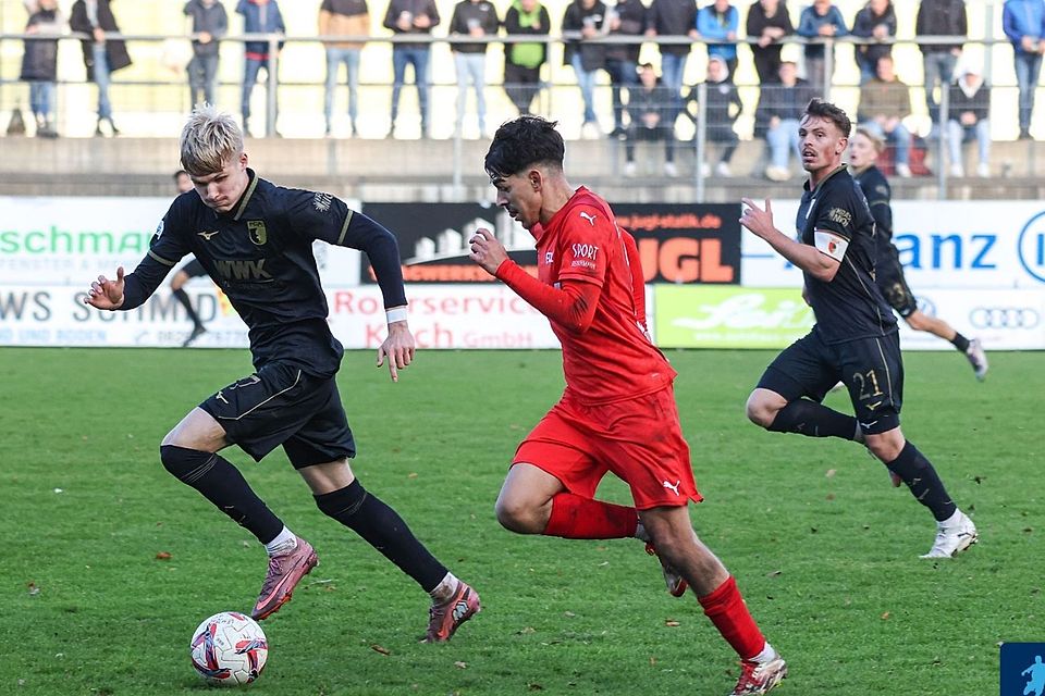 Lang ist`s her: Der FC Augsburg II (in schwarz) bestritt am 8. November in Memmingen sein letztes Punktspiel.