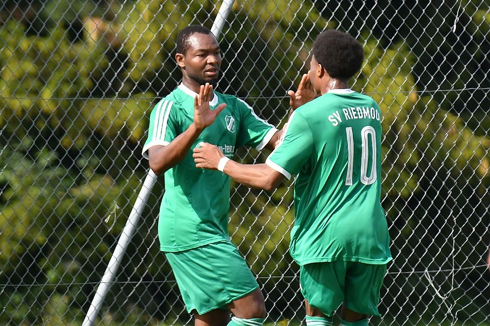 22.9.24 Riedmoos Fußball / SV Riedmoos (grüne Trikots) - Schwabing 2 ---1:1 Ausgleich, Adinane Ouro-Bodi links mit Lahid Issa