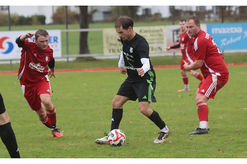 Feiner Heber: Aus 25 Metern traf Agon Elshani (in Schwarz, hier gegen Peiting) zum 1:0.