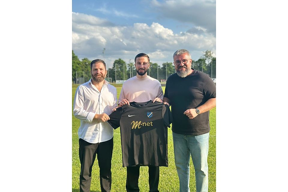 Links: Yasin Şen (Sportdirektor) Mitte: Emre Tunç /  rechts: Servet Tuncaloğlu ( Vorstand) 