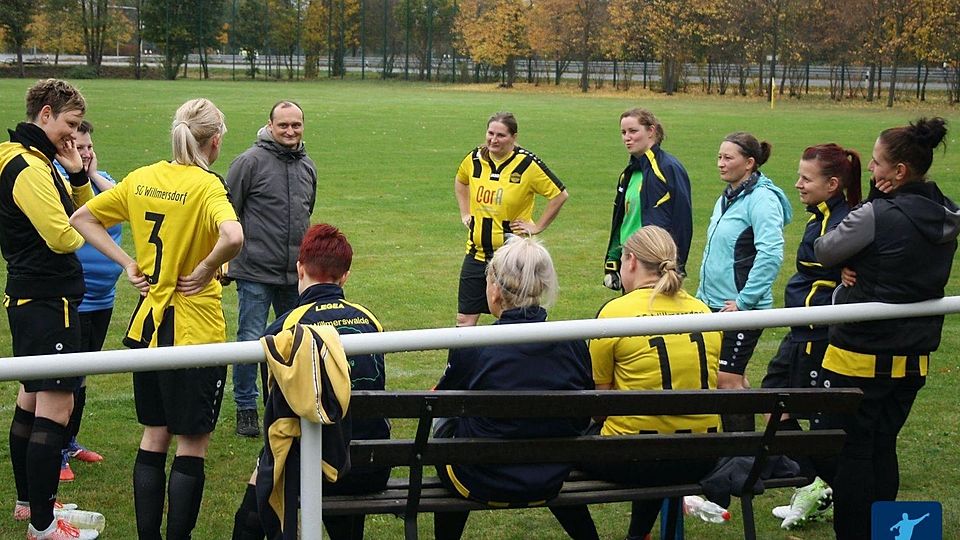 Der Trainer des Frauen-Teams der SG Wilmersdorf bei "Lausitzer Fußballträume"