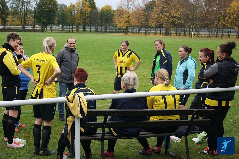 Der Trainer des Frauen-Teams der SG Wilmersdorf bei "Lausitzer Fußballträume"