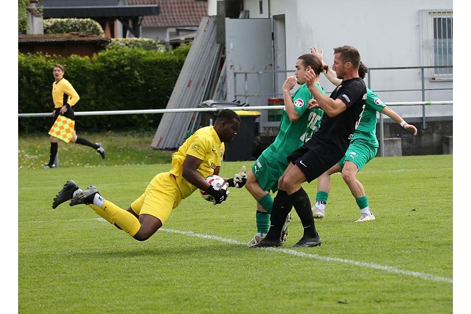 Im Steinwenden-Sandwich: Waldalgesheims Tom Gürel (grün, Mitte) zwischen Torwart Langoun Ibrahim Tera und Daniel Meisenheimer.	Foto: Daudistel