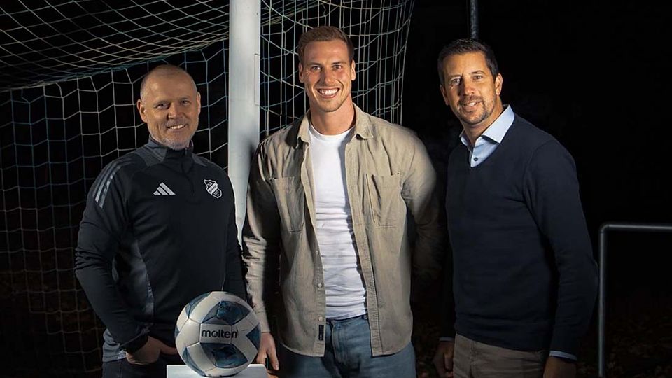 Tim-Marvin Meyer zwischen Jörg Zenker (li., Trainer) und Patrick Petersen-Lund (Fußball Spartenleiter).