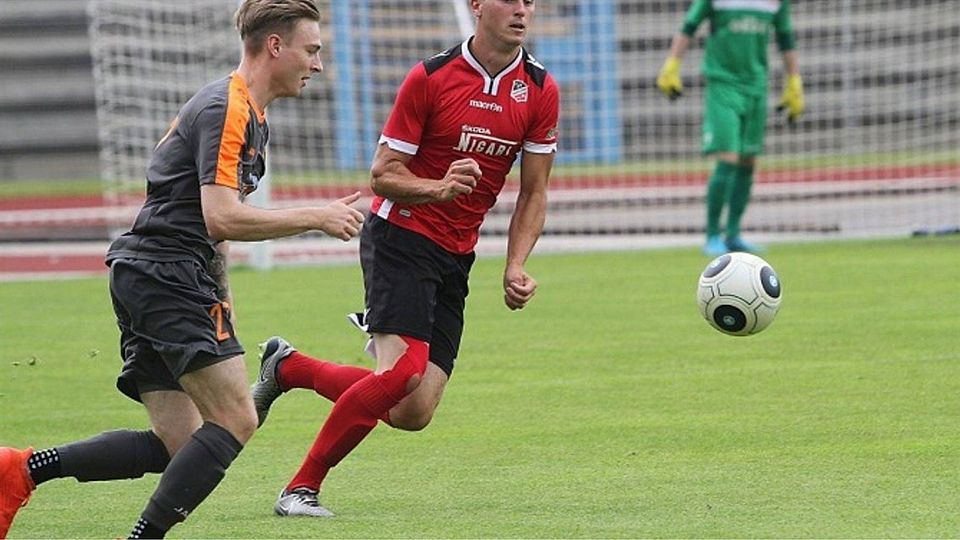 Tim Ahlemann (in rot) trifft in Irxleben auf seinen Bruder Tino.                F: Beate Pauli