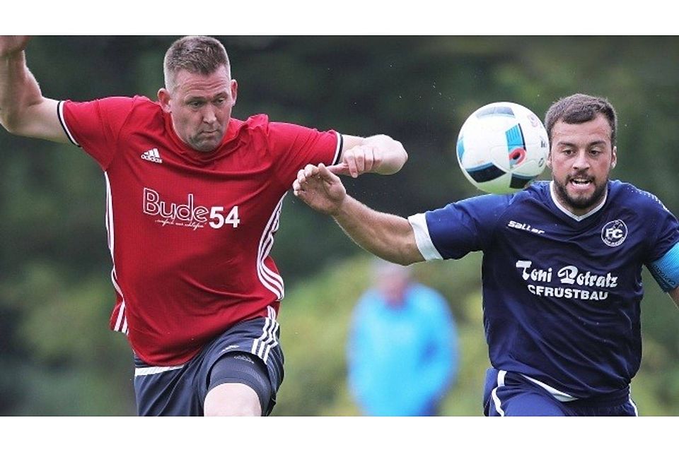 Dynamisch: Ferris Potratz, Kapitän des FC Tarp-Oeversee (rechts), verfolgt Tim Ruland von der SG Oldenswort-Witzwort. Foto:Staudt