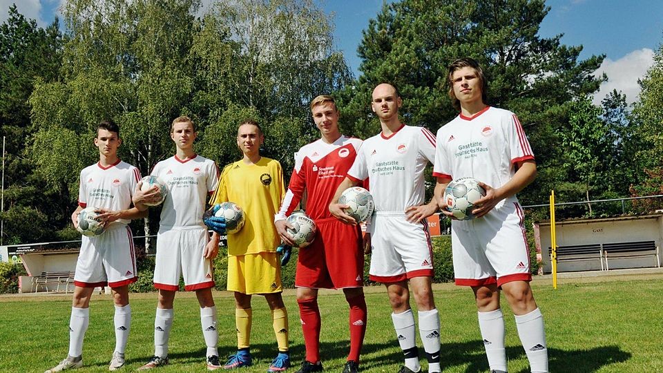 Hier stehen sechs der acht Junioren-Aufrücker beim VfB Hohenleipisch. Florian Vogt, Chris Richter, Elias Kogutkiewicz, Paul Janke, Niclas Lauenroth und David Walter (v.l.n.r.). Nicht im Bild sind Justin Bär und Anton Weise.