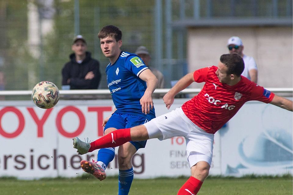 In der Nachspielzeit gelingt Nikolaos Gkasimpagiazov der 2:1-Siegtreffer für den FC Deisenhofen.