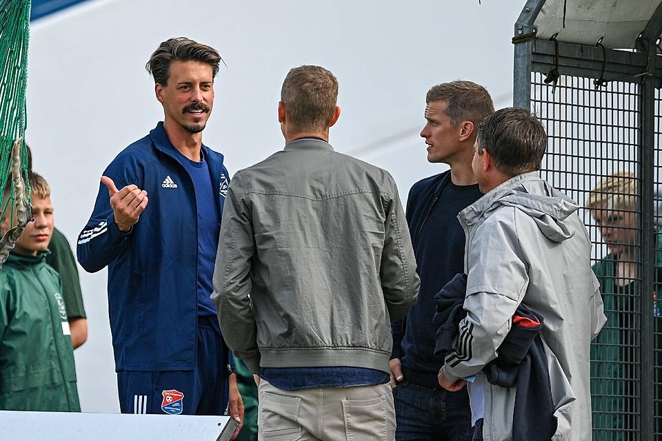 Gäste im Sportpark: Lars und Sven Bender im Gespräch mit dem ehemaligen Unterhaching-Trainer Sandro Wagner.