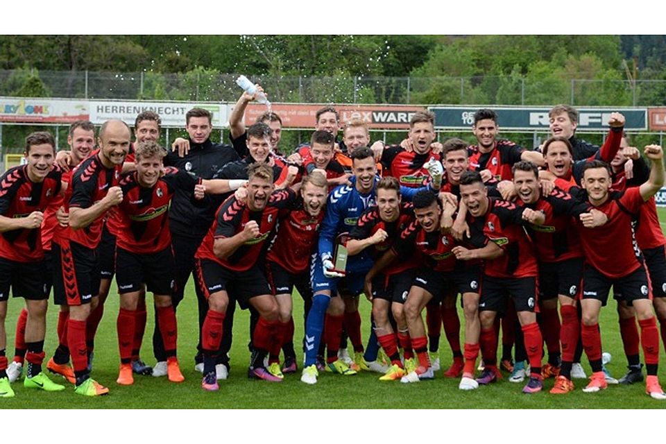 Jubel bei der Reserve des SC Freiburg: Die Meisterschaft in der Oberliga und die sofortige Rückkehr in die Regionalliga ist perfekt  | Foto: Patrick Seeger