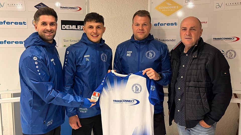 Von links nach rechts: Salchendorfs Co-Trainer Jan-Philipp Gelber, Neuzugang Noel Arfaoui, Chefcoach Mike Brado und Sportlicher Leiter Gerhard Birkner.