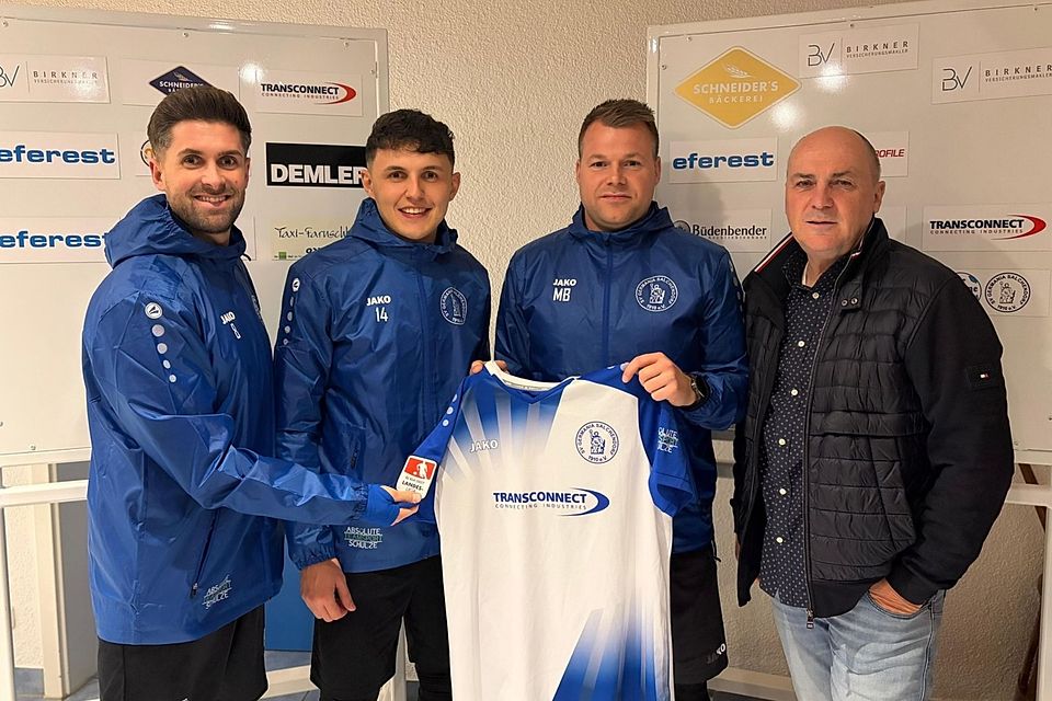 Von links nach rechts: Salchendorfs Co-Trainer Jan-Philipp Gelber, Neuzugang Noel Arfaoui, Chefcoach Mike Brado und Sportlicher Leiter Gerhard Birkner.
