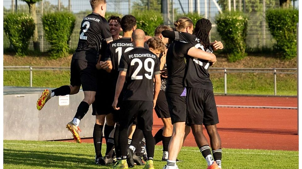 Liegen sich in den Armen: Die Spieler des FC Eschweiler in der Partie gegen den SV Rott.