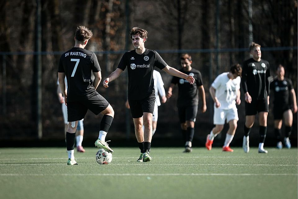 Mal wieder Anstoß: Maximilian Neufing (l.) mit Luca Sigl - Fußball - Bezirksliga Süd - Saison 2025/26 - SV Waldeck-Obermenzing München - SV Raisting (SVR) - 22. März 2026 Mal wieder Anstoß: Maximilian Neufing (l.) mit Luca Sigl - Fußball - Bezirksliga Süd - Saison 2025/26 - SV Waldeck-Obermenzing München - SV Raisting (SVR) - 22. März 2026