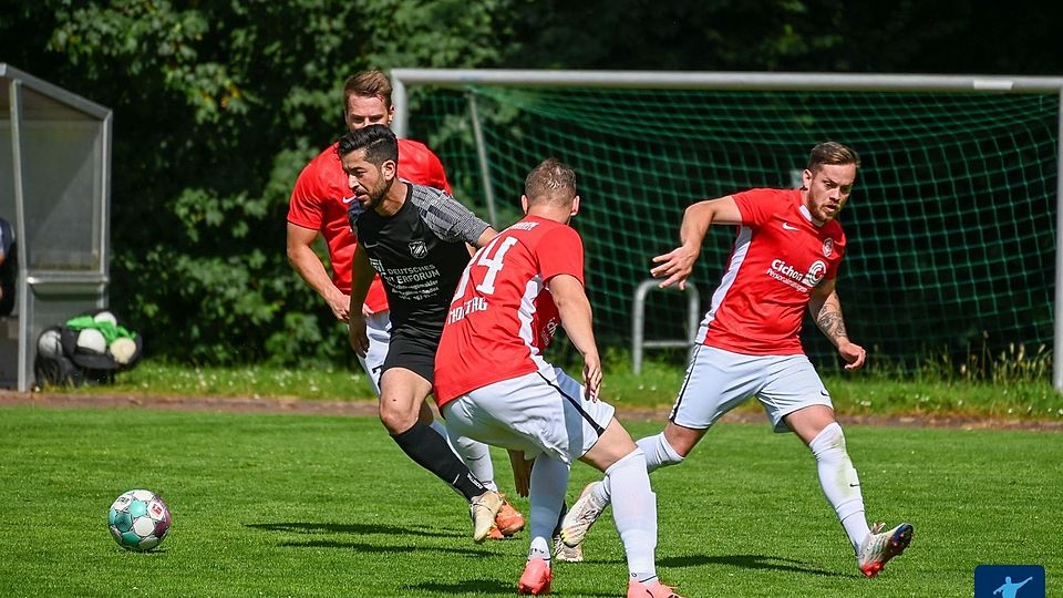 Samet Altun vom ESV Hohenbudberg (in schwarz) führt die A-Liga-Torschützenliste mit 37 Treffern an.