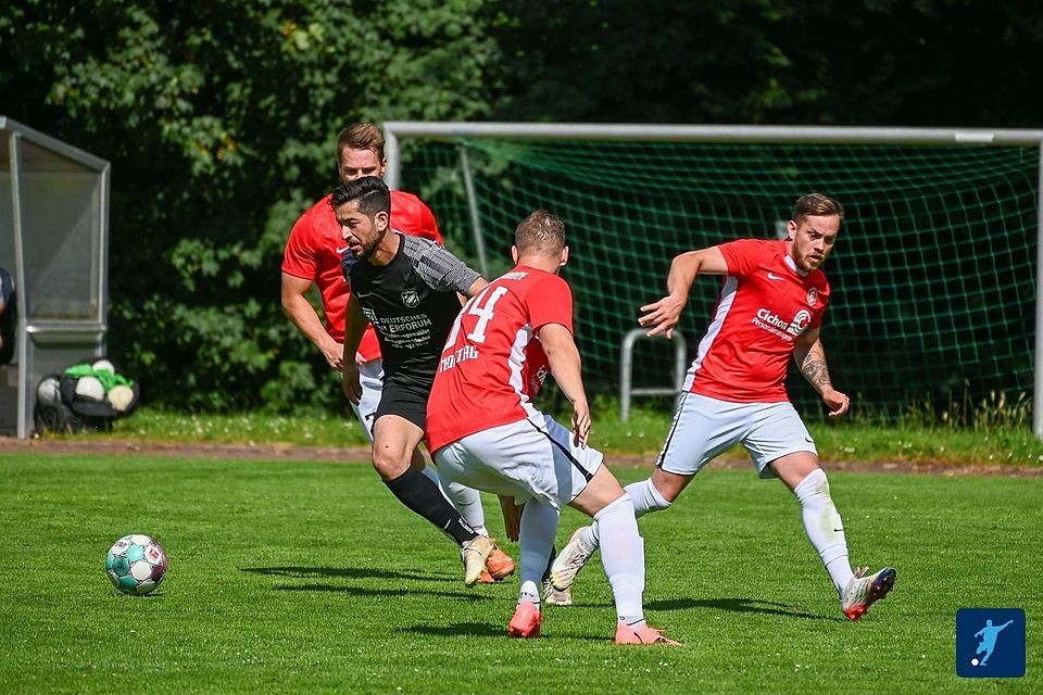 Samet Altun vom ESV Hohenbudberg (in schwarz) führt die A-Liga-Torschützenliste mit 37 Treffern an.