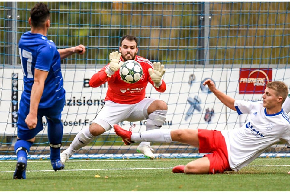 „Dem Druck stand gehalten“: Torhüter Luca Branca (Mitte) hielt den SV Todtnau mit seinen Paraden, wie hier gegen Aaron Vogt (Hauingen) im Spiel.