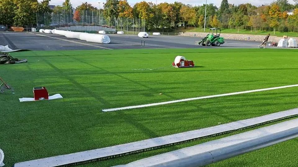 Die Verlegung Kunstrasens auf dem Jürgen-Grabowski-Sportfeld ist mittlerweile abgeschlossen.