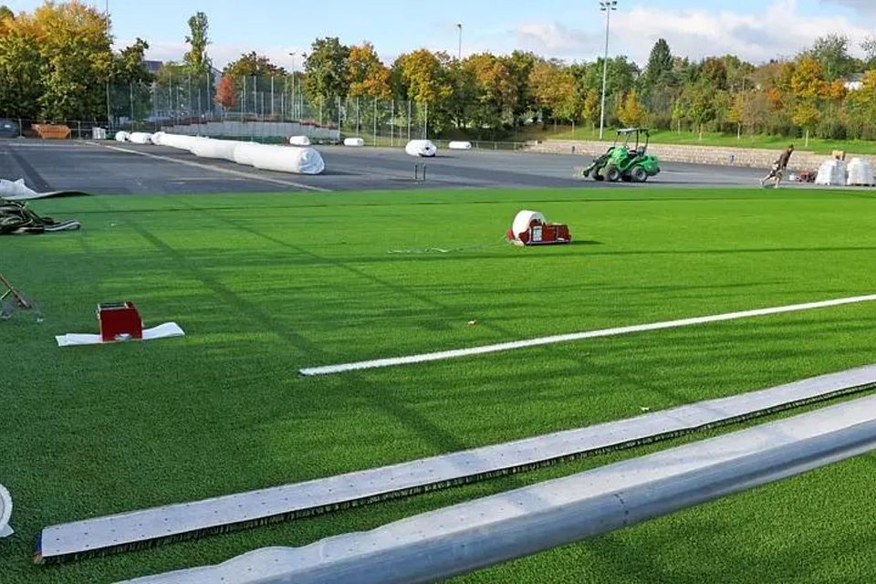 Die Verlegung Kunstrasens auf dem Jürgen-Grabowski-Sportfeld ist mittlerweile abgeschlossen. Die Verlegung Kunstrasens auf dem Jürgen-Grabowski-Sportfeld ist mittlerweile abgeschlossen.