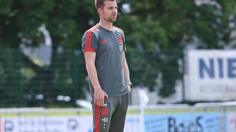 FCB-Trainer Alexander Moj nach Derby-Niederlage bedient.