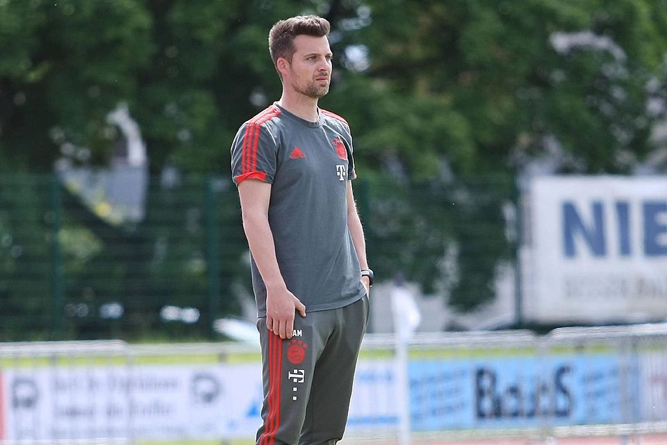 FCB-Trainer Alexander Moj nach Derby-Niederlage bedient.