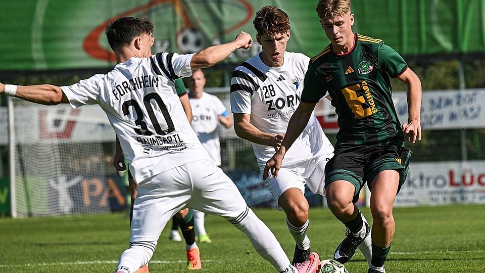 Steuerte drei Tore zum Kantersieg der DJK Ammerthal bei: Simon Pirner (rechts).