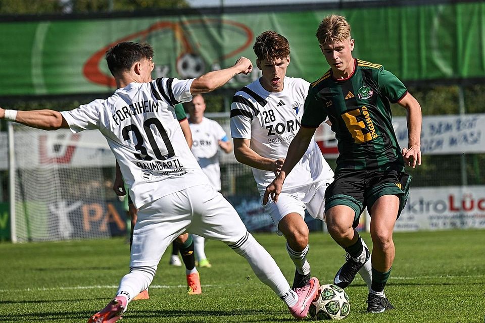 Steuerte drei Tore zum Kantersieg der DJK Ammerthal bei: Simon Pirner (rechts).