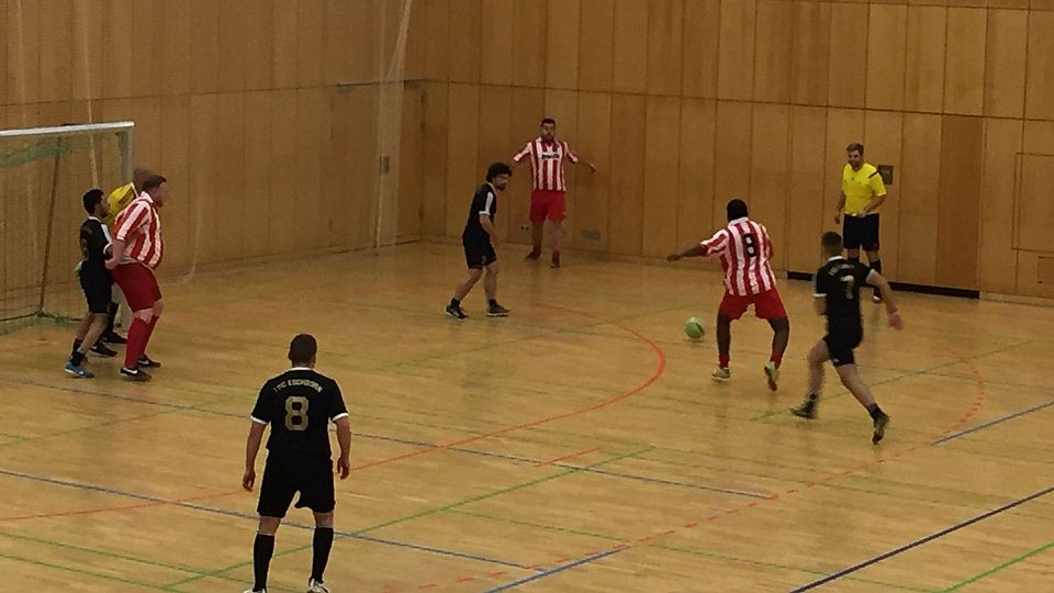 Im letzten Spiel behielt C.R.E.U. Höchst gegen den FSC Eschborn die Oberhand und kegelte damit den Vorjahresfinalisten aus dem Turnier. Foto: Dornhöfer.