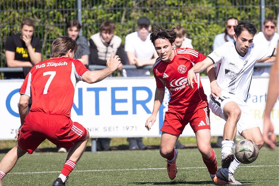 Der SV Breinig (in Weiß, hier mit dem Dreifach-Torschützen Leo Engels) verliert gegen Zülpich mit 3:4 und fällt auf Tabellenplatz drei zurück.