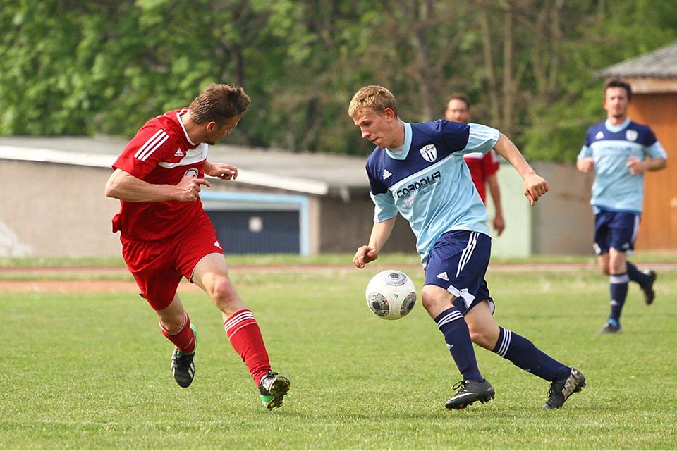 Turbine Halle (rot) gegen Seeben (blau) - das Duell gibt es nicht mehr in der Landesklasse 6. Seeben ist abgestiegen und Turbine wechselt nach zwei Jahren zurück in Staffel 4. F: Rinke