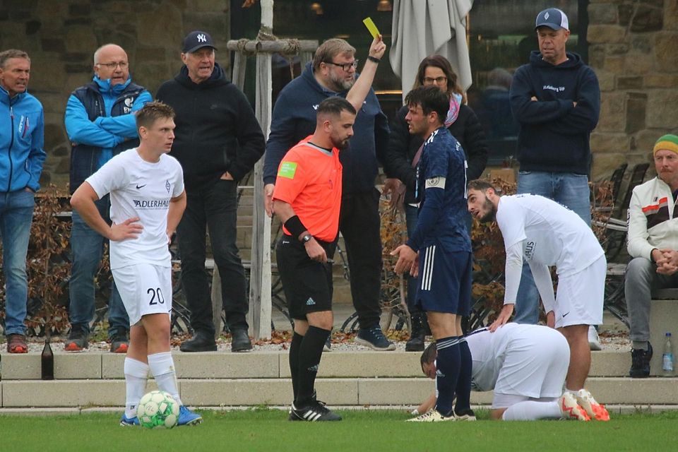 Farbenfrohe Partie: Denklingens Dominik Karg sieht gegen Habach (in Weiß) Gelb. Später geht er mit Gelb-Rot vom Platz.