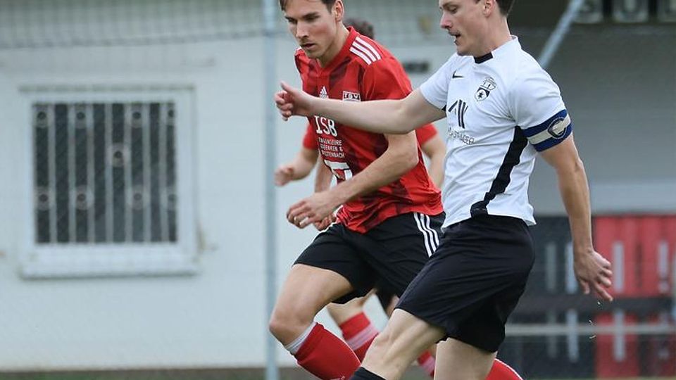 Der TSV Höchst (links, Patrick Kepper) ist im Fernduell um die Kreisoberliga-Meisterschaft mit der TSG Steinbach (Alen Cutura) in der Pole-Position.
