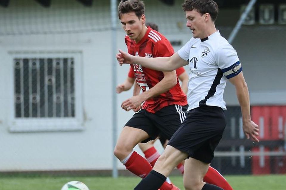 Der TSV Höchst (links, Patrick Kepper) ist im Fernduell um die Kreisoberliga-Meisterschaft mit der TSG Steinbach (Alen Cutura) in der Pole-Position. Der TSV Höchst (links, Patrick Kepper) ist im Fernduell um die Kreisoberliga-Meisterschaft mit der TSG Steinbach (Alen Cutura) in der Pole-Position.