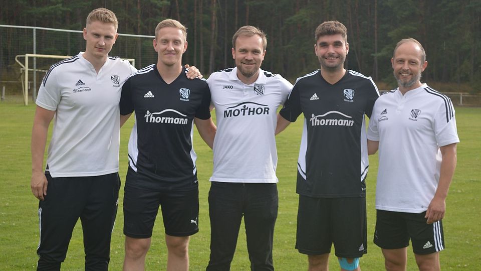Das TuS-Funktionsteam mit seinen Neuzugängen, von links: Cheftrainer Florian Knoblich, Robin Kroschel, Sportlicher Leiter Martin Nahrendorf, Rayk Eßmann, Co-Trainer Michael Metzger.