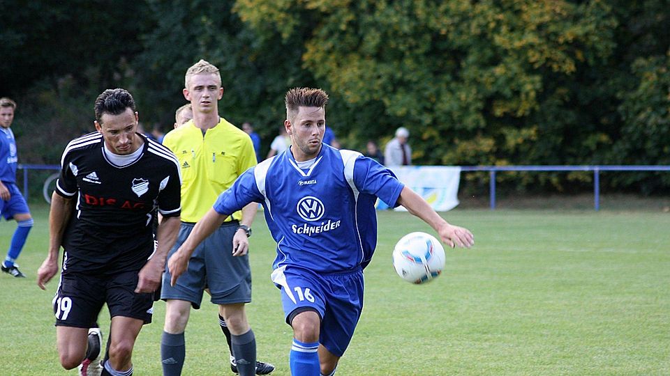 Tom Knorscheidt (links; hier in einem Spiel gegen Eisleben) ist derzeit Nietlebens Vollstrecker. F: Schmidt