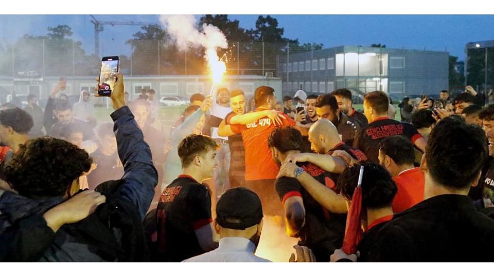 Überglücklich über den knapp errungenen Meistertitel sind die Fußballer von Genclerbirligi Bischofsheim, die nach dem 2:1-Sieg über Hillal Rüsselsheim mit den mitgereisten Fans auch den direkten Aufstieg in die Kreisoberliga feiern.	Foto: Andre Dziemballa