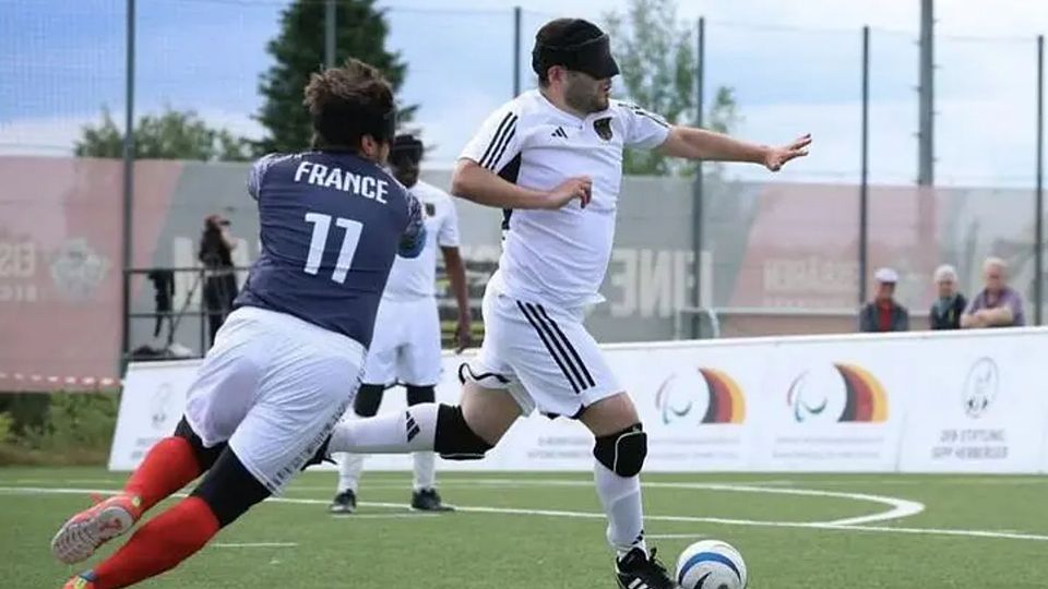 Der Ober-Ramstädter Ali Can Pektas (Mitte) spielt in der deutschen Blindenfußball-Nationalmannschaft.