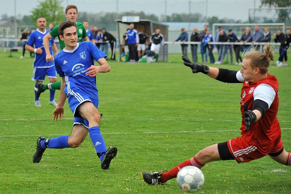 Holzheims Timo Allmis (links) überwindet Schretzheims Keeper Luca Aninger und schießt das Kleeblatt damit auf einen Abstiegsplatz.